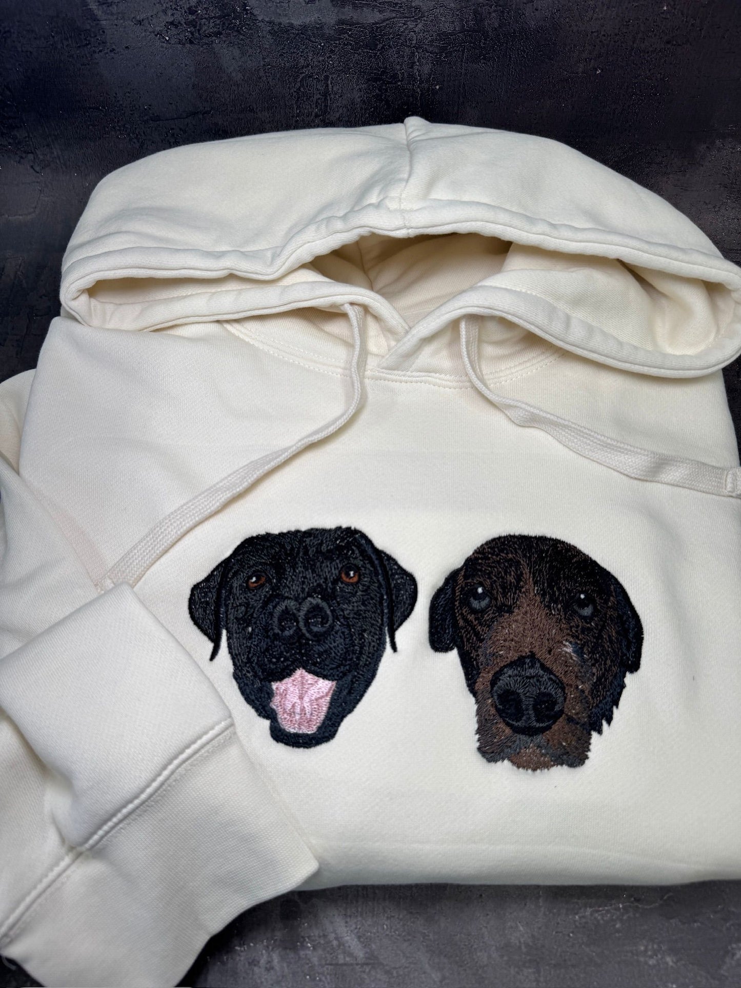 Haftowana bluza z dwoma pupilami – personalizowany haft ze zdjęć