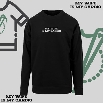 Bluza bez kaptura z haftem "MY WIFE IS MY CARDIO"