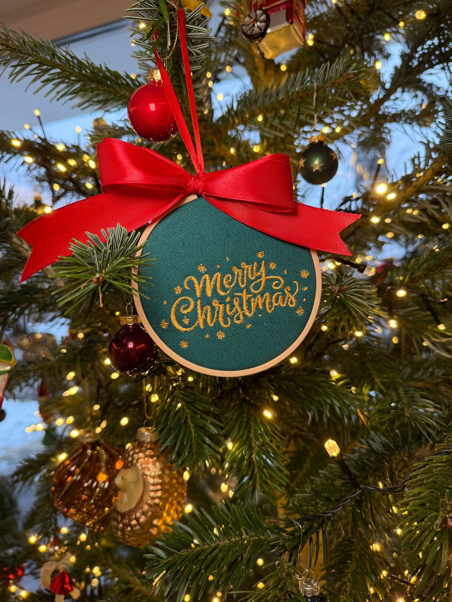 Haftowane bombki świąteczne – personalizowane ozdoby na choinkę