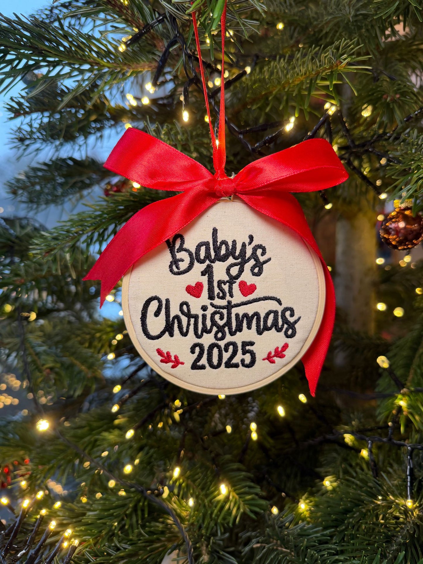 Haftowane bombki świąteczne – personalizowane ozdoby na choinkę