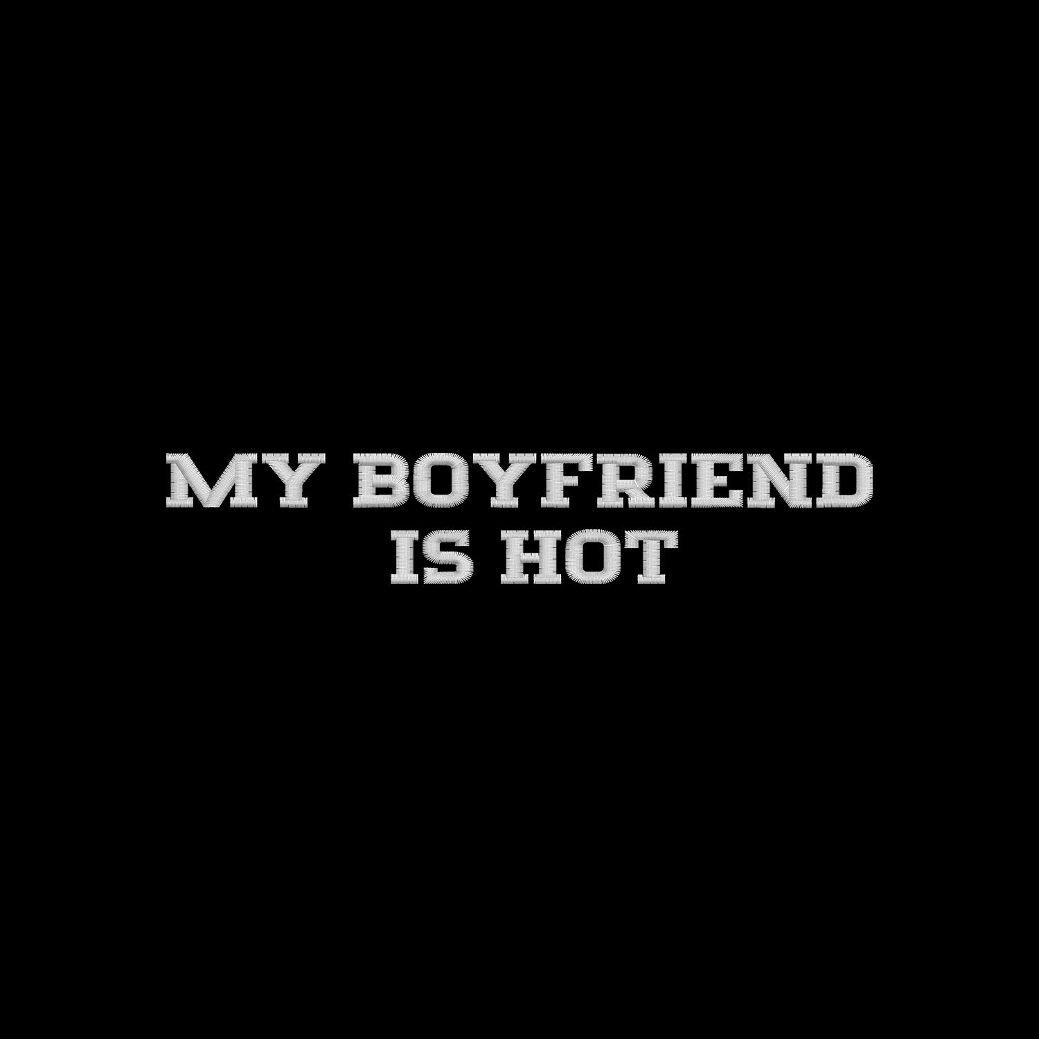 Koszulka z haftem "MY BOYFRIEND IS HOT" – unisex, damski, oversize Haft z radości - nadruki i haft na odzieży Warszawa